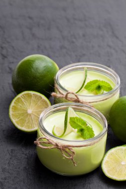 Doğal kireç yoğurt siyah taş zemin üzerine küçük cam kavanozda 