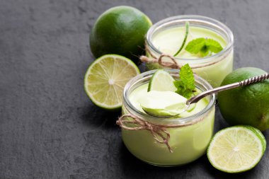 Doğal kireç yoğurt siyah taş zemin üzerine küçük cam kavanozda 