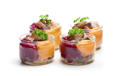 İzole üzerinde beyaz renkli sebze küçük bir cam ile ringa balığı salatası kavanozlar 