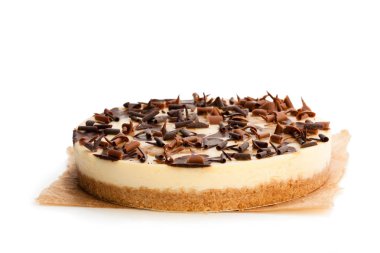 Çikolata gevreği beyaz izole ile karamelli cheesecake 