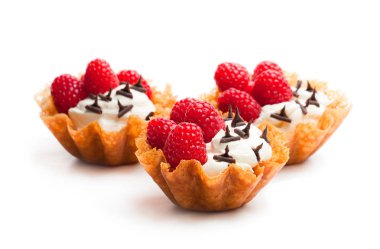 Brandy ek sepetleri dondurma ve üzerinde beyaz izole çilek ile 