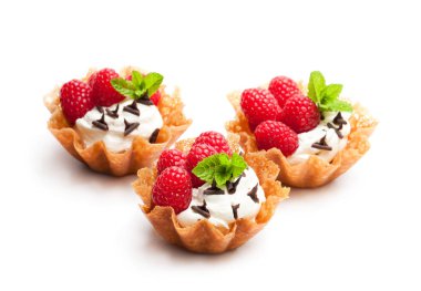 Brandy ek sepetleri dondurma ve üzerinde beyaz izole çilek ile 