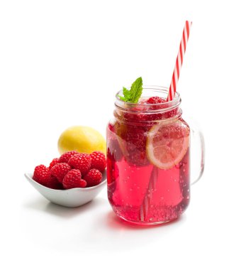 Ahududu ve üzerinde beyaz izole limon ile ev yapımı limonata 