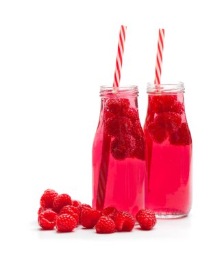 Beyaz izole ahududu ile ev yapımı limonata 