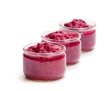 Pancar püresi üzerinde beyaz izole cam kavanoz 