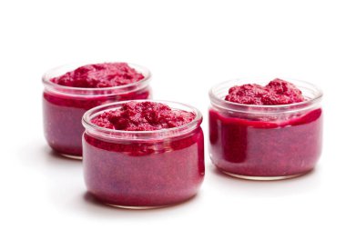 Pancar püresi üzerinde beyaz izole cam kavanoz 