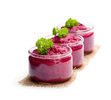 Pancar püresi üzerinde beyaz izole cam kavanoz 