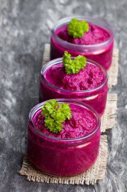 Ahşap masa üzerinde cam kavanozlara pancar püresi 