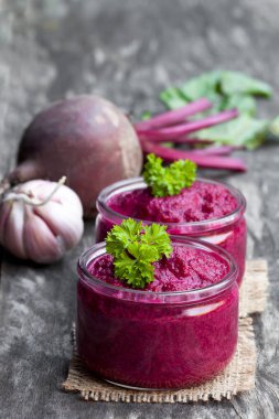 Ahşap masa üzerinde cam kavanozlara pancar püresi 