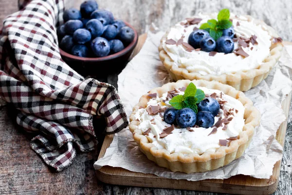 Deliziose Crostate Con Panna Mirtillo Fresco Sul Tavolo Legno — Foto Stock