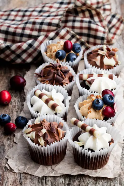 Mini Cupcakes Chocolat Avec Chocolat Baies Sur Table Bois — Photo