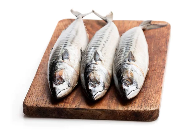 Ağaç ahşap tahta üzerinde beyaz izole üzerinde ham bütün uskumru 