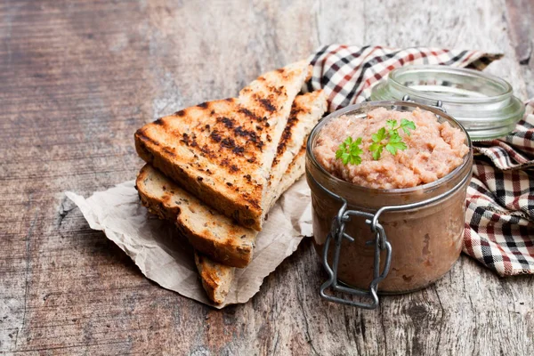 Forshmak yapıştırın uskumru ahşap masa üzerinde gelen 