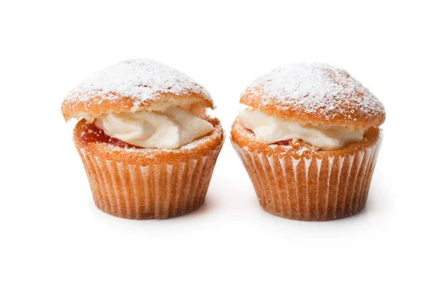 Cupcakes Rellenos Con Crema Blanca Aislada Sobre Blanco —  Fotos de Stock