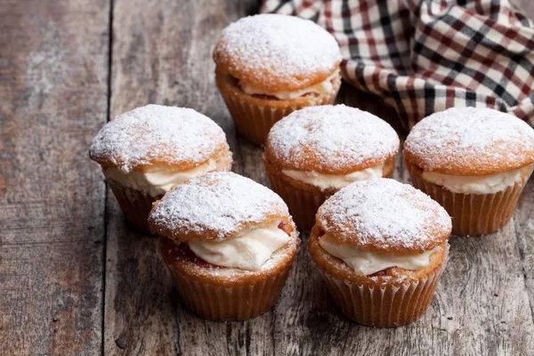 Cupcakes Recheados Com Creme Branco Mesa Madeira — Fotografia de Stock