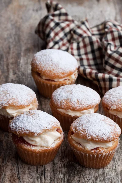 Cupcakes Recheados Com Creme Branco Mesa Madeira — Fotografia de Stock