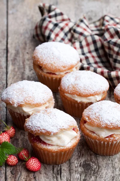 Cupcakes Recheados Com Creme Branco Morango Selvagem Mesa Madeira — Fotografia de Stock