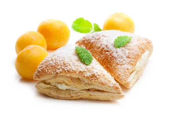 Turnovers Ameixa Recém Assados Com Creme Branco Isolado Branco — Fotografia de Stock