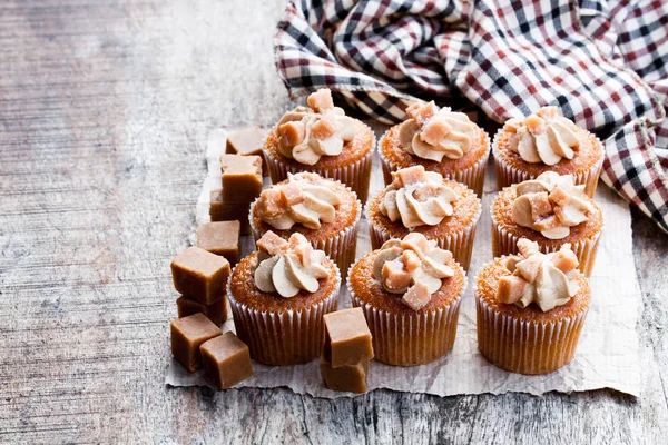 Cupcakes Caramelo Con Crema Blanca Sobre Mesa Madera —  Fotos de Stock