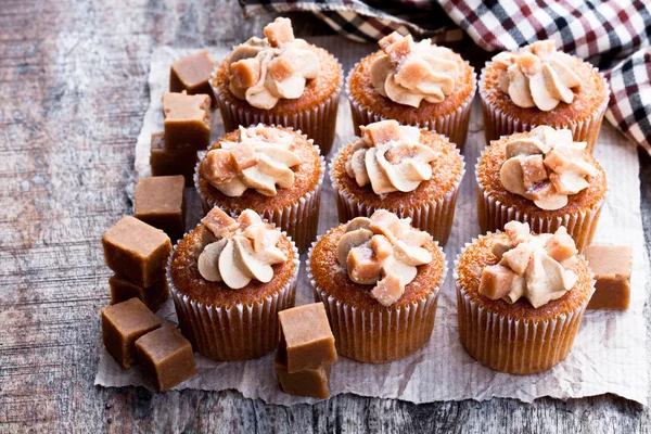 Cupcakes Toffee Crème Blanche Sur Table Bois — Photo