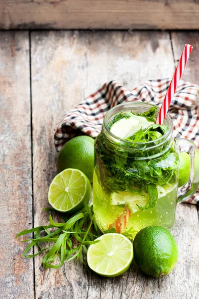 Limonada Verde Con Estragón Lima Sobre Fondo Madera — Foto de Stock