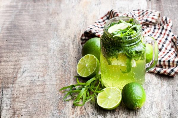 Limonada Verde Con Estragón Lima Sobre Fondo Madera — Foto de Stock