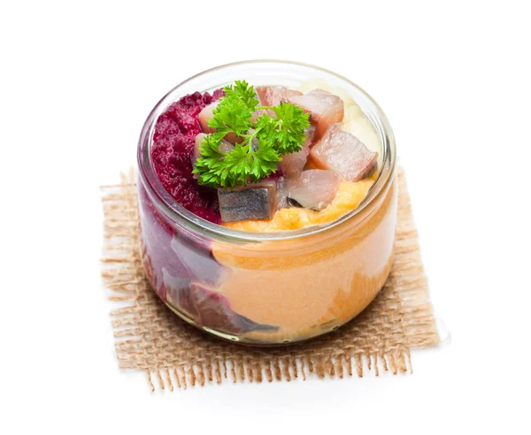 Haring Salade Met Kleurrijke Groenten Een Kleine Glazen Pot Geïsoleerd — Stockfoto