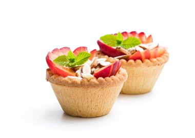 Taze kırmızı kayısı ve üzerinde beyaz izole badem ile yumurta kremalı tart 