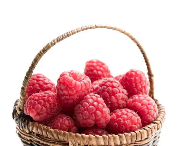 Frische Himbeeren Einem Kleinen Weidenkorb — Stockfoto