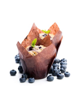 Beyaz izole lezzetli blueberry muffins 