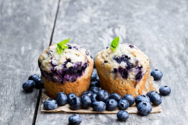 Lezzetli blueberry muffins ahşap tablo 