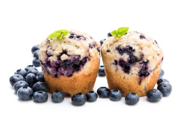 Beyaz izole lezzetli blueberry muffins 