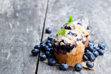 Lezzetli blueberry muffins ahşap tablo 