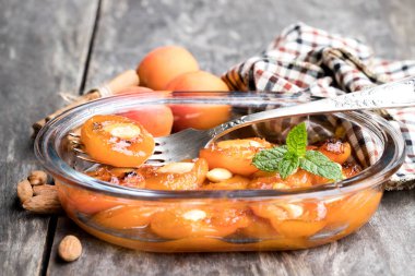 Karamelize kayısı badem ahşap tablo ile 