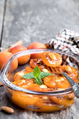 Karamelize kayısı badem ahşap tablo ile 