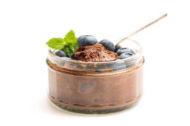 Çikolatalı pralin mousse beyaz izole çilek ile 