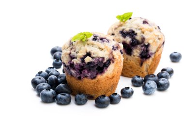 Beyaz izole lezzetli blueberry muffins 
