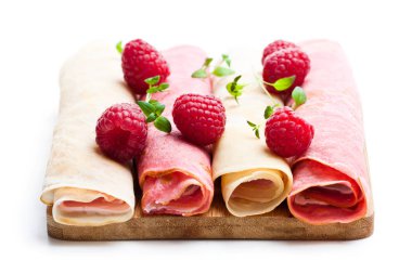 Haddelenmiş süt ve ahududu krep üzerine beyaz izole 