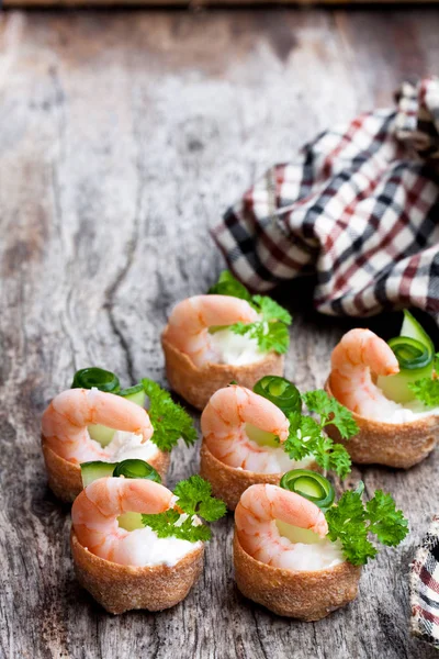 Croustades Salgadas Massa Crocante Recheada Com Queijo Creme Camarões Mesa — Fotografia de Stock