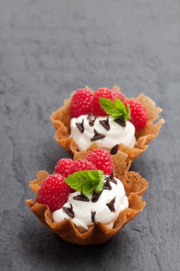 Brandy ek sepetleri dondurma ve siyah taş zemin üzerine çilek ile 