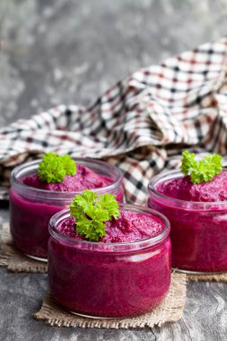 Ahşap masa üzerinde cam kavanozlara pancar püresi 