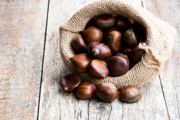 taze kestane çuval torba eski ahşap tablo 