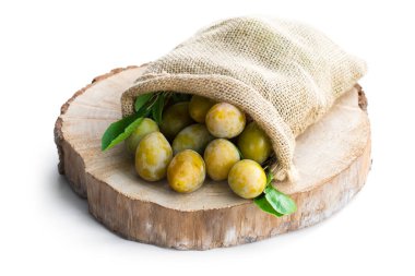 Çul çanta dolusu taze Sarı Erik üzerinde beyaz izole 