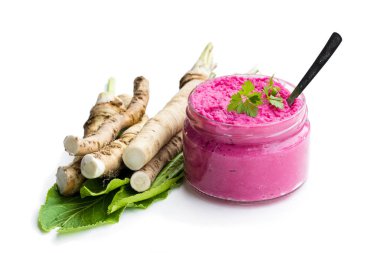 Ahşap masa üzerinde küçük cam kavanoza baharatlı horseradish sos 