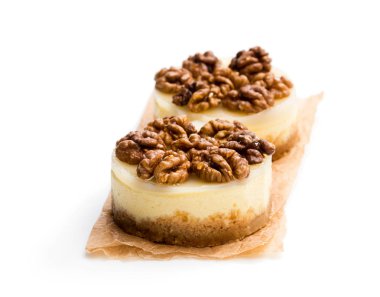 Beyaz izole iki mini ceviz cheesecake 