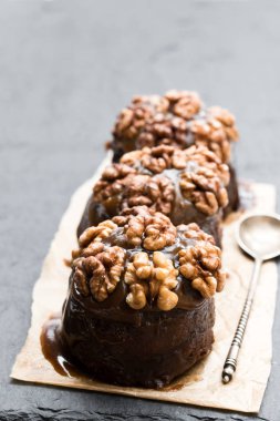 Siyah taş zemin üzerine yapışkan çikolata ve ceviz pudingler 