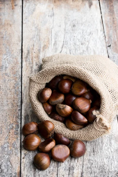 Castanhas Frescas Saco Saco Velha Mesa Madeira — Fotografia de Stock