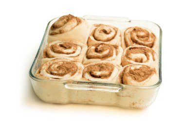 Şeffaf cam form üzerinde beyaz izole pişirme ham tarçınlı çörek 