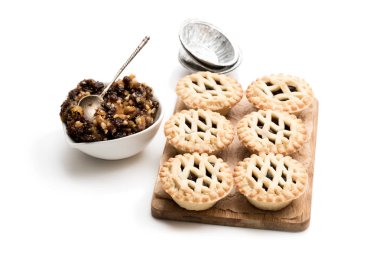 Börek grup üzerinde beyaz izole kesme tahtası üzerinde 