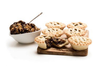 Börek grup üzerinde beyaz izole kesme tahtası üzerinde 